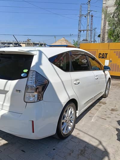 Prius alpha 5 seater