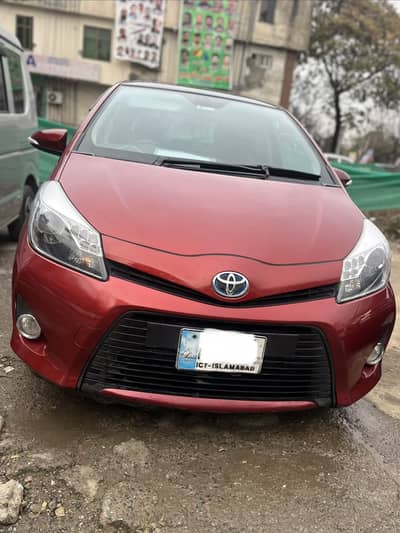 Toyota Yaris 1.5 Hybrid (Panoramic Sunroof)