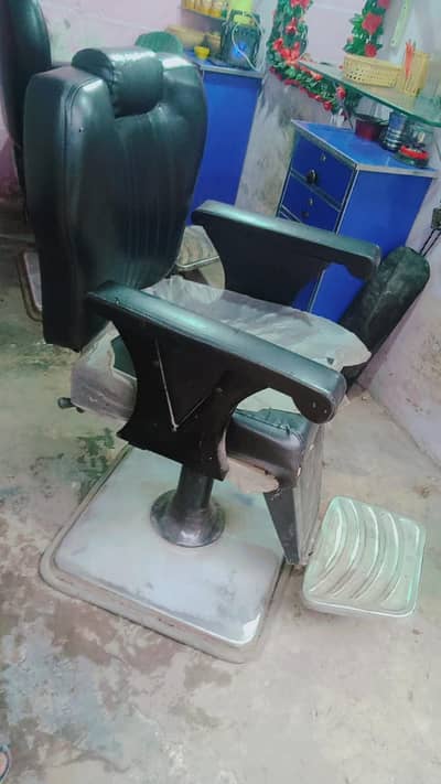 Salon ka Sara saman hai, like chair, mirror, machine and every thing