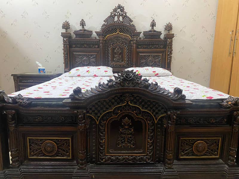 bed  drasing and side table 0