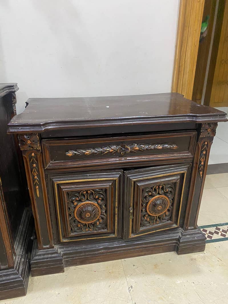 bed  drasing and side table 1