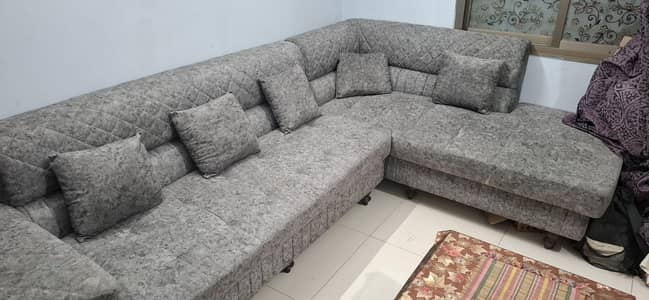 L-shape sofa set with 5 cushions