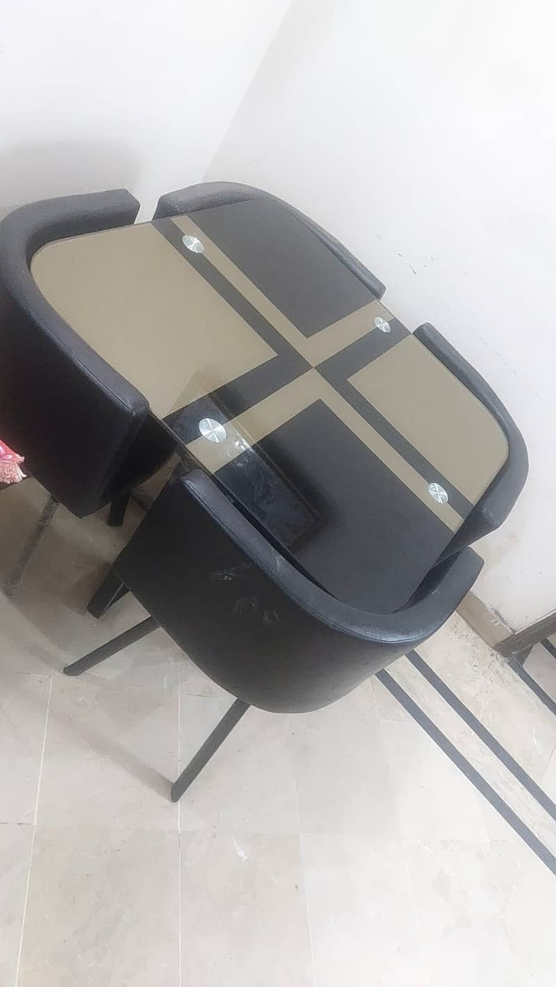 4 seater dining table/mini dining table 3