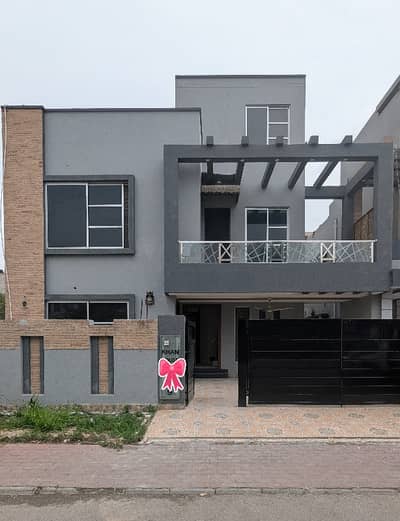 10 Marla Renovated Luxury House For Rent in Bahria Town Lhr