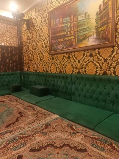 restaurant k liay cleaner chahiay Khana or rehaish bhi de jaye gi