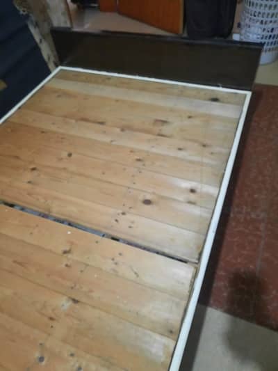 Lassani wooden single bed