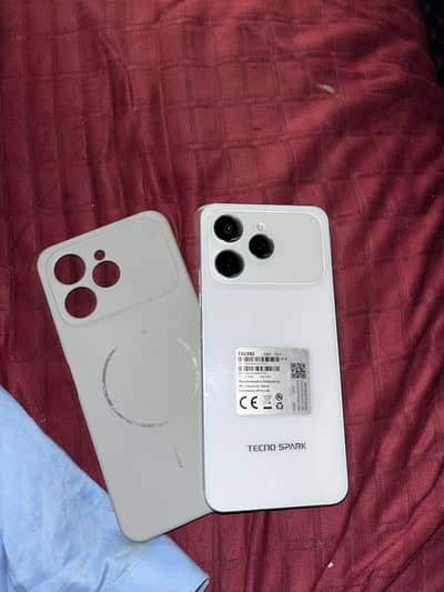 TECNO SPARK 40 IN WHITE COLOUR  . . BOX . . . PACK WITH COOLING FAN BOXPACK