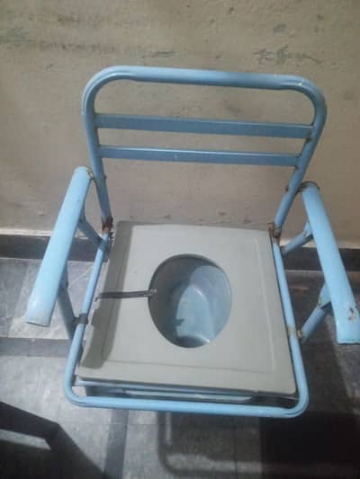 Patient chair and bedpan for patients