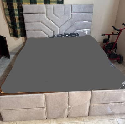 i want to sell my new bed.