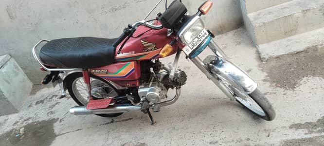 2006 model ha total geniun ha sirf head ka kaam hua ha kagaz ok hai