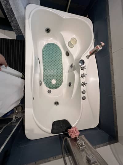 Bath tub with Jacuzzi