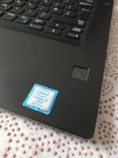 i7 8thGen 8/256ssd 5hrs battery