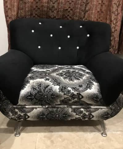 5 seater black and white velvet sofe set with table.
