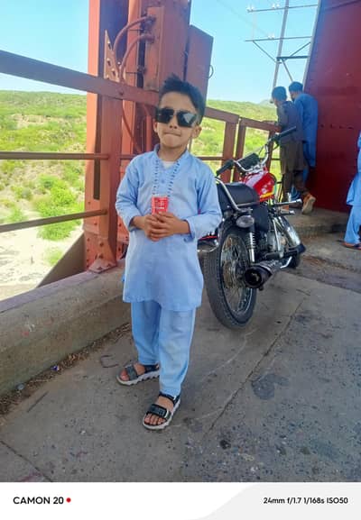 125 bike ka tanki r tapa sirf bechna hn. no scracht . koi sang ni. gurty