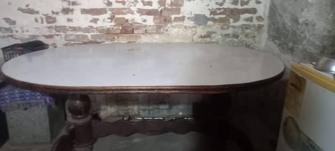 اکیلا ٹیبل ہے