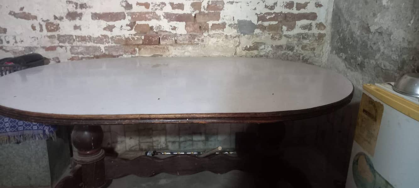 اکیلا ٹیبل ہے 1