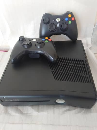 Xbox 360 slim  with 2 controller brand new condition 32 games install