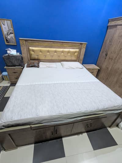 Double bed with 2 Side tables