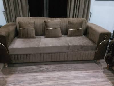 only few months used  6 seater sofa set