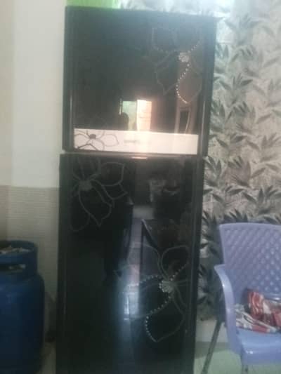 black color firdge comprazer bhi original ha