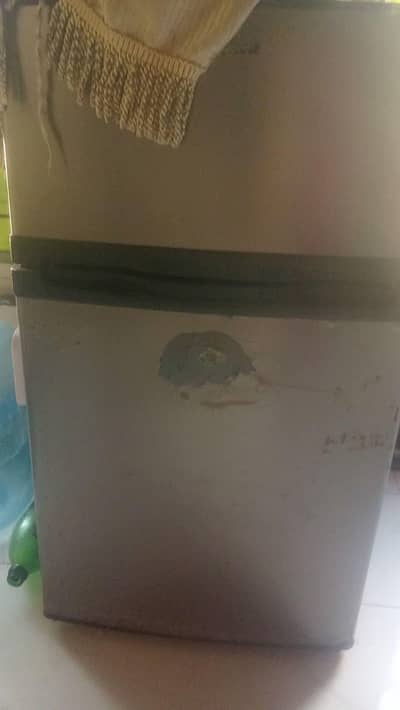 esquire mini room fridge