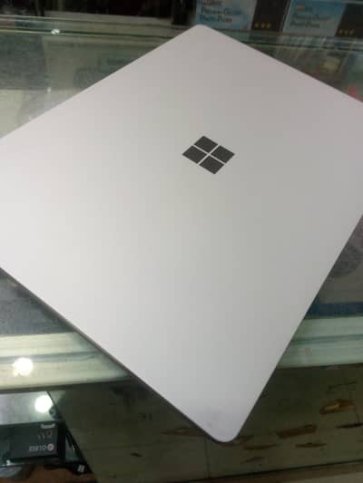 Surface laptop 2  core I 5 8gen 8gb ram 256gb SSD nvme