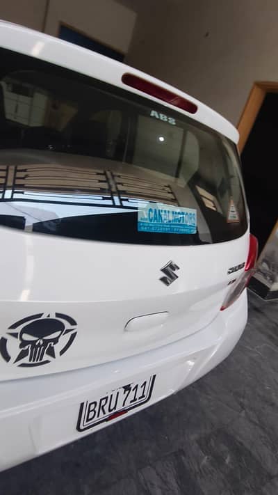 gadi ka tyre bilkul Nahin hua hai white color mein hai