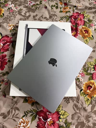 Macbook pro M1 16 inch with box