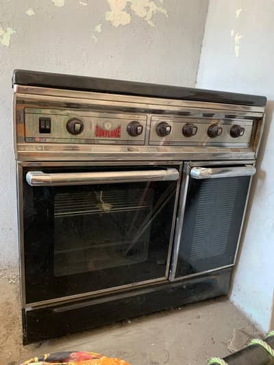 Electric cooking range with griller