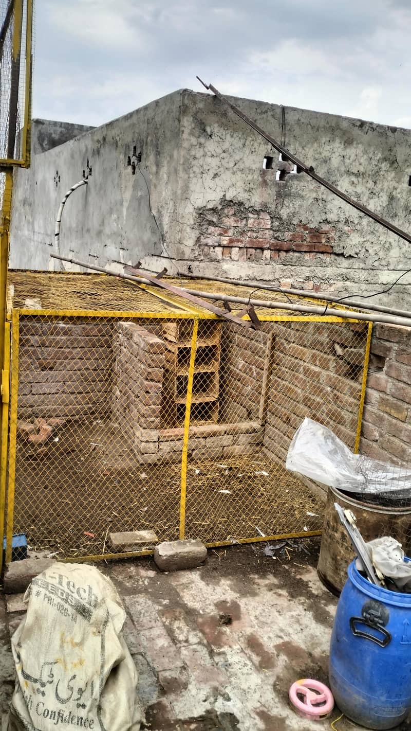 ایک انچ اینگل کا بنا ھوا ھے  برفی جالی لگی ھے 0