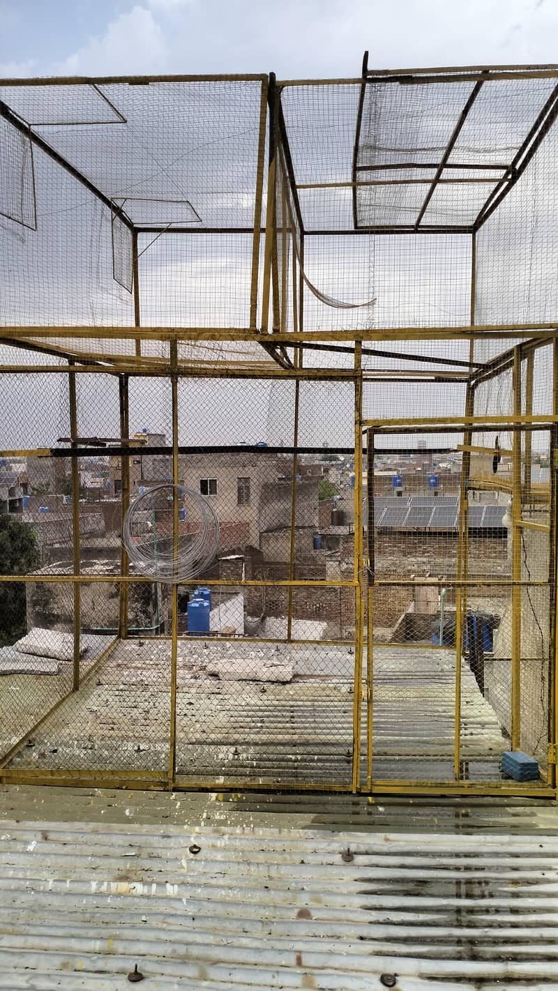 ایک انچ اینگل کا بنا ھوا ھے  برفی جالی لگی ھے 2