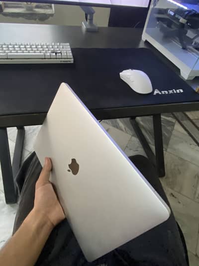 MacBook Pro 2017 13” 8/256 brand new condition 2gb GPU