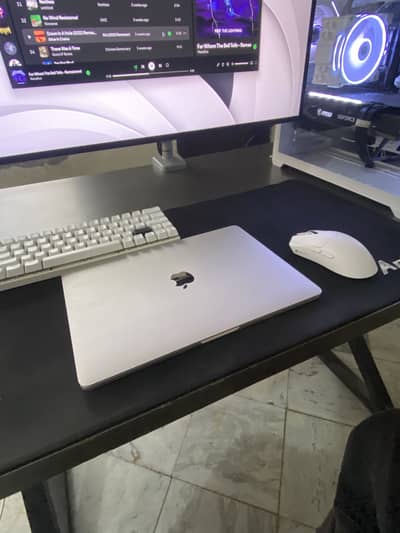 MacBook Pro 2017 13” 8/256 brand new condition 2gb GPU