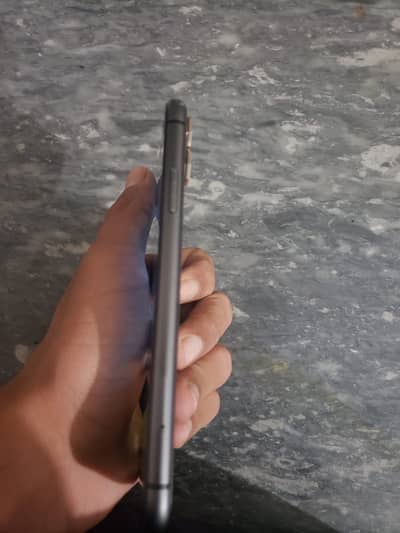 Iphone11 penal change axhy wala laga huwa 128 gb battery 73 baki al ok