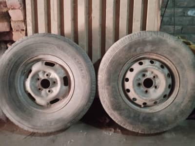 16 Inch 1 Rim 6 nutti and 3 Rim 5 nutti with Typre