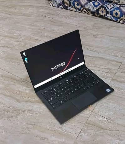 Dell xps 9360 i5-6th gen 8Gb ram 256GB ssd metallic body for premium