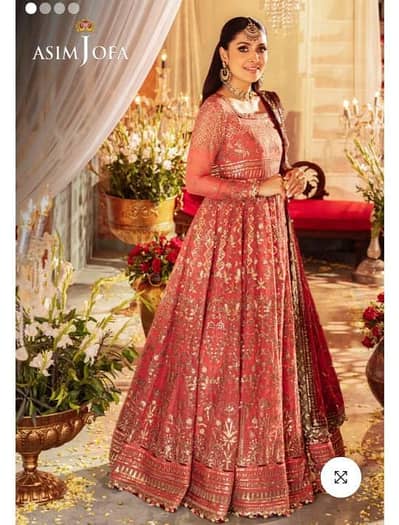 lehanga choli with red duptta.