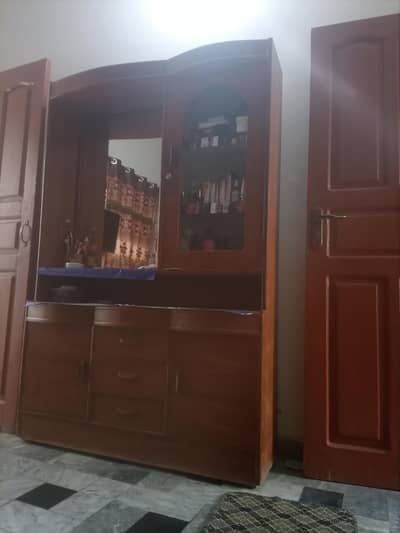 Dressing in very good condition, almost 9/10 with huge capacity