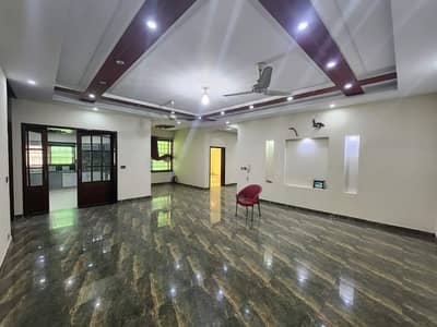 1 KANAL HOUSE AVAILABLE FOR RENT FOR FAMILY