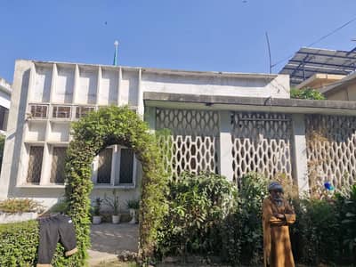 33.4 Marla Old House For Sale