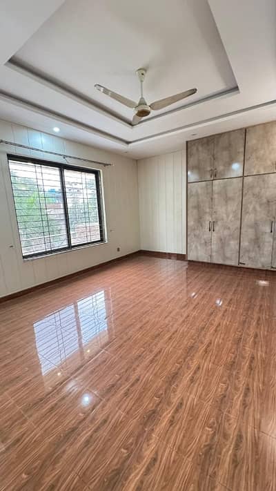 1 KANAL FULL HOUSE FOR RENT AT IDEAL LOCATION IN GARDEN TOWN.
