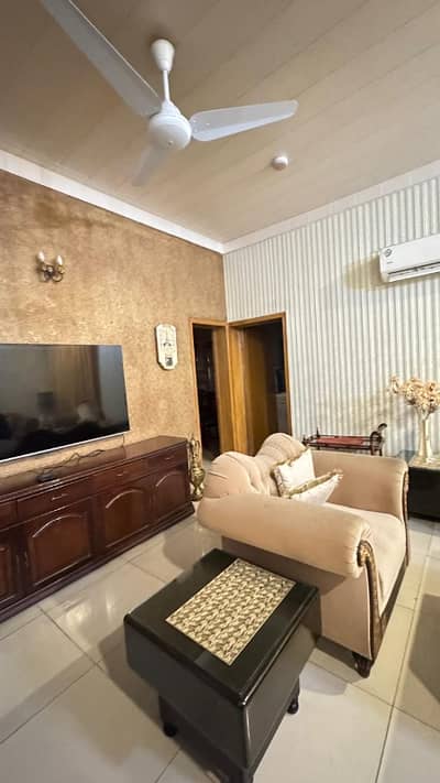 MUSLIM TOWN 2 KANAL FULL HOUSE FOR SALE AT IDEAL LOCATION.