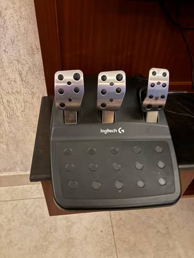 this is logitech g29 streeing wheel with box like new