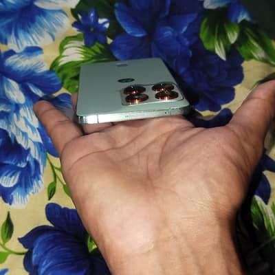 Motorola edge 70 Slim 24ram 512rom dubai say aya hy original box with