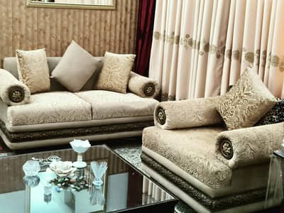 Best Home Sofa in Excellent Condition