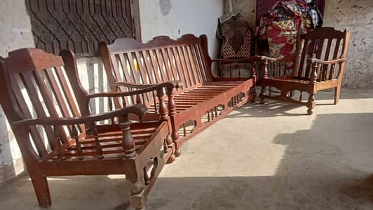 , urgent sale karna hai damage nahi hai with cushion