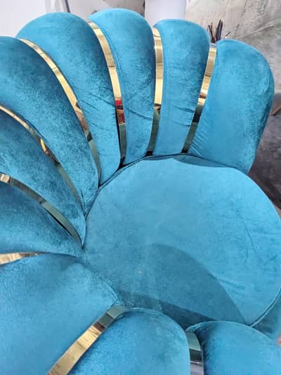 Amazing 2 seater premium sofa set with side table urgent sale