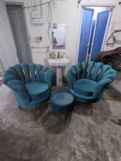 Amazing 2 seater premium sofa set with side table urgent sale