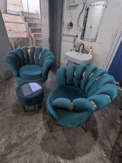 Amazing 2 seater premium sofa set with side table urgent sale