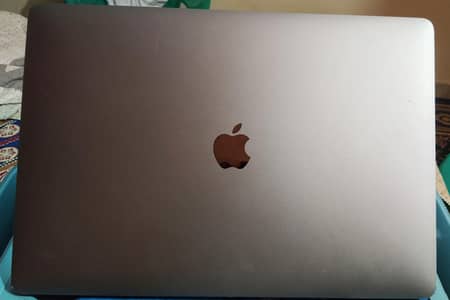 MacBook Pro 15" 2017 | i7 | 16GB RAM | 4GB GPU | Touch Bar
